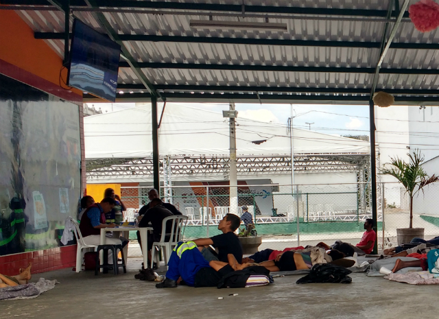 Adolescente assiste TV em tenda de apoio da prefeitura. Crédito: Rede Peteca