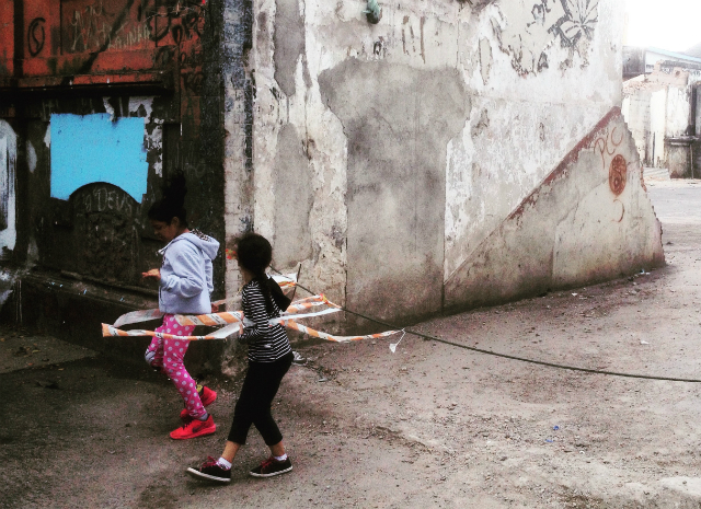 Crianças brincam na Rua Helvétia, vazia após dispersão de usuários. Crédito: Marcello Vitorino